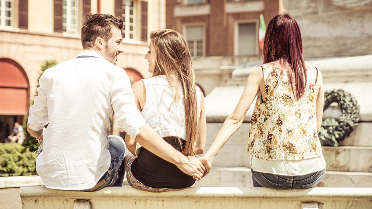 web3-man-woman-cheating-couple-flirt-oneinchpunch-shutterstock