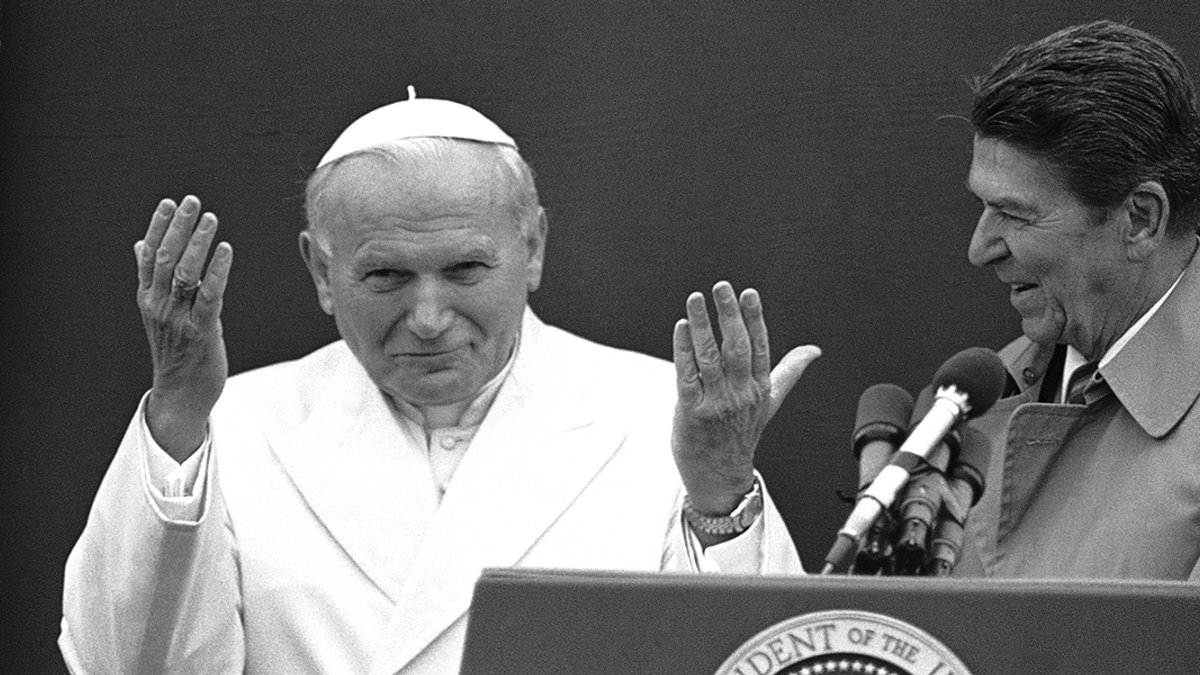 WEB3-PRESIDENT-REAGAN-POPE-JOHN-PAUL-SAINT-AP_8405020168-AP-Photo-Bob-Daugherty