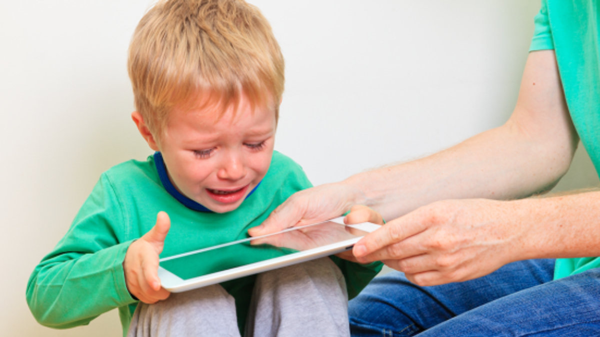 WEB3 SAD CHILD TABLET IPAD CRYING ADDICTION MOM PARENT Shutterstock