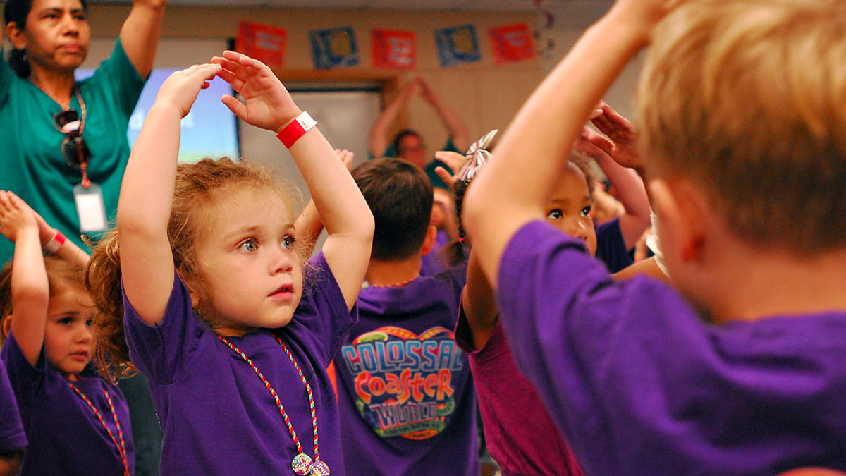 WEB3 VACATION BIBLE SCHOOL LITTLE GIRL DANCE PRAY CHILD CLASS US Army photo by Tanya Im CC