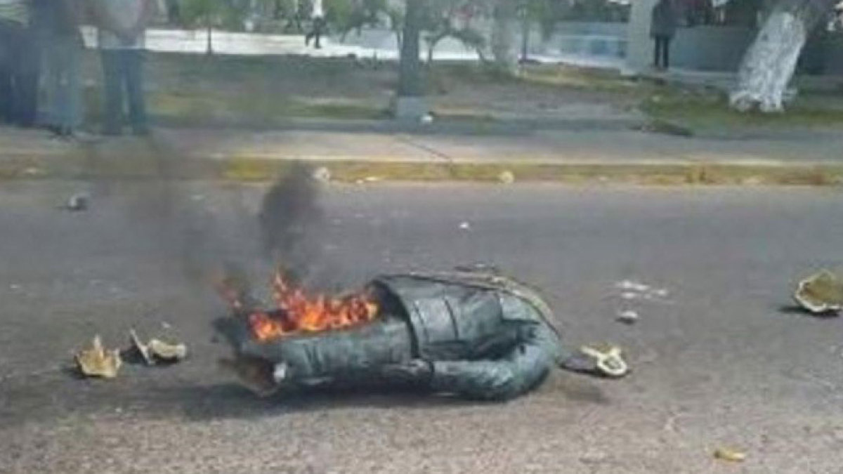 WEB3-VENEZUELA-STATUE-DESTROYED-CHAVEZ-02-Twitter