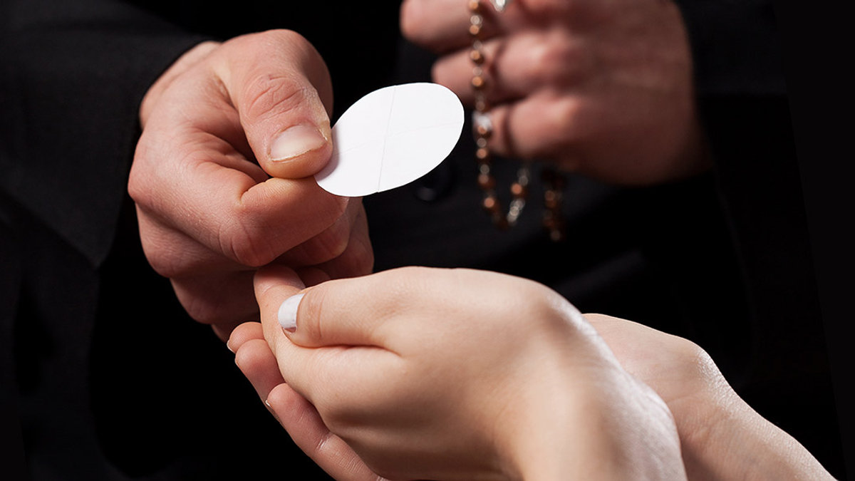WEB3-WAFER-COMMUNION-HANDS-HOLY-PRIEST-Shutterstock_176090408-By Photographee.eu-AI