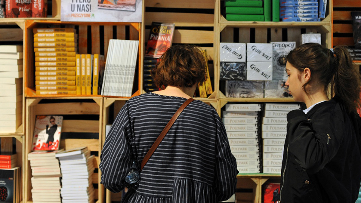 web3-women-book-reading-reporter