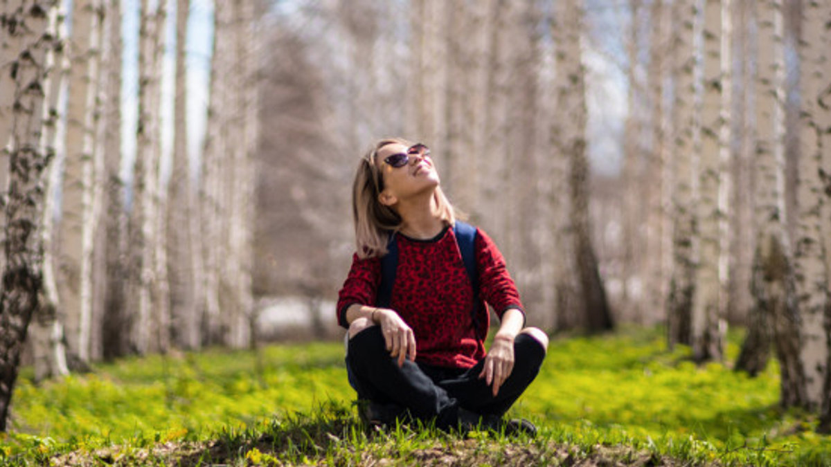 FILLE AU MILIEU DE LA FORÊT