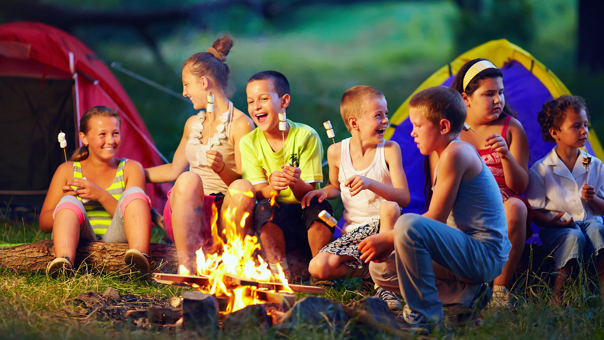 ENFANTS AUTOUR D'UN FEU DE CAMP