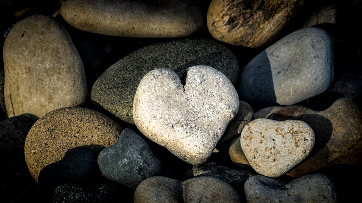 WEB# FOUND HEART ROCK SHORELINE Juan Carlos Martinez shutterstock_279426029