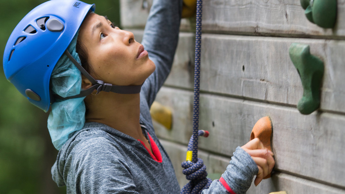 WEB3-ADULT-CAMP-WOMEN-CLIMB-CLIMBER-FUN–Camp-Bonfire