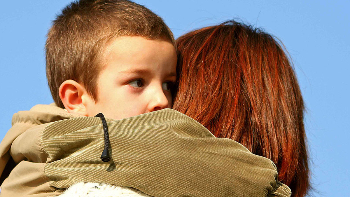 WEB3-HUG-MOTHER-SON-CHILD-LOVE-Aitor Granda-cc