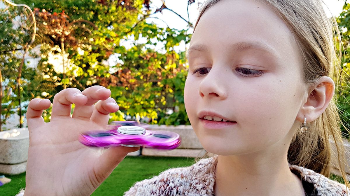 Dziewczynka i jej fidget spinner