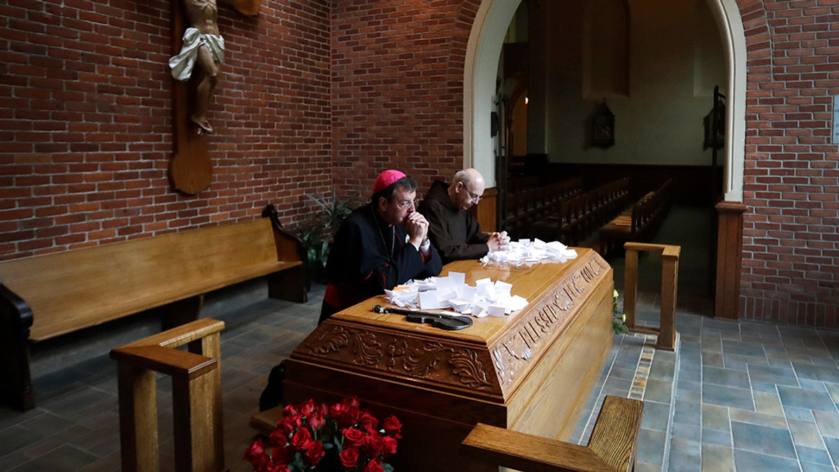 WEB3-PHOTO-OF-THE-DAY-SOLANUS-CASEY-TOMB-CASKET-AP_17124614397734-AP-Photo-Carlos-Osorio