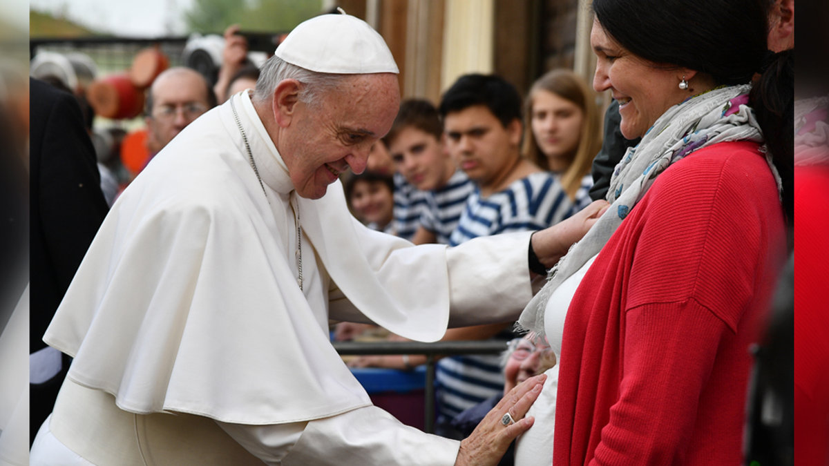 WEB3 POPE FRANCIS BLESSES PREGNANT WOMAN MOTHER Vincenzo Pinto AFP