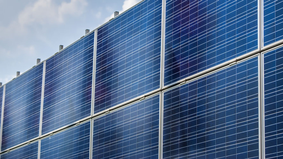 WEB3-SOLAR-CELL-ENERGY-PANEL-WALL-ENERGY-ELECTRICITY-Shutterstock_654436435-By 2stockista-AI