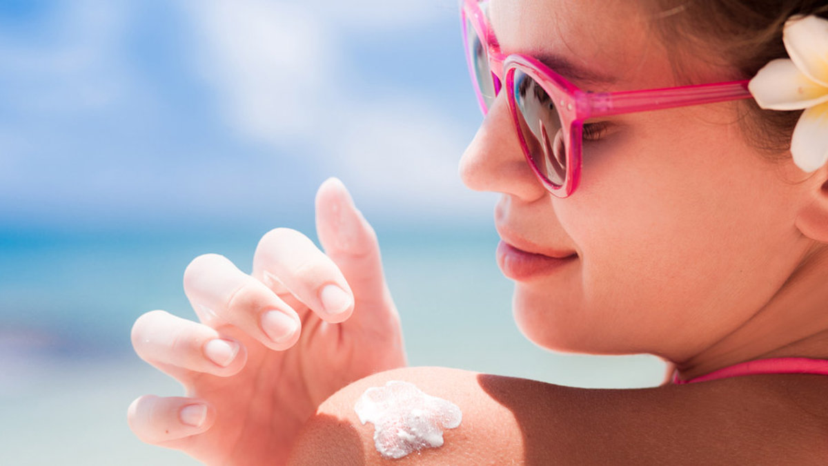 WEB3-WOMAN-SUNBATH-SUNSCREEN-SKIN-CREAM-shutterstock_289619948-By Elena Rudakova-AI