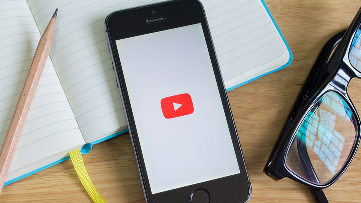 Telefon z włączoną aplikacją YouTube