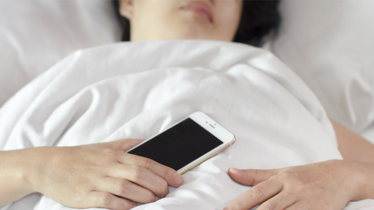 FEMME QUI DORT AVEC SON TELEPHONE
