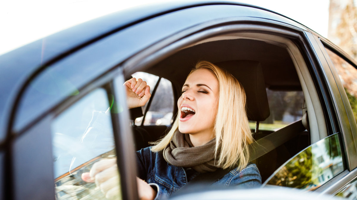 FEMME CHANTANT DANS SA VOITURE