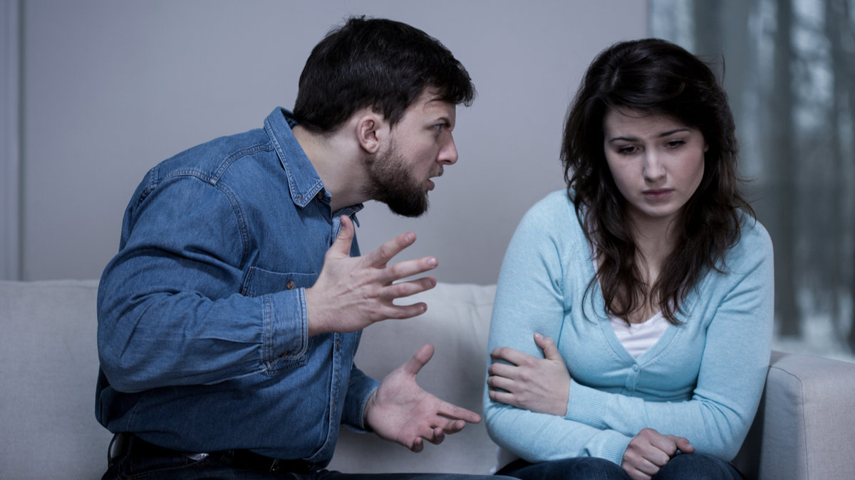 JEUNES FEMMES A UN ENTERREMENT DE VIE DE JEUNE FILLE