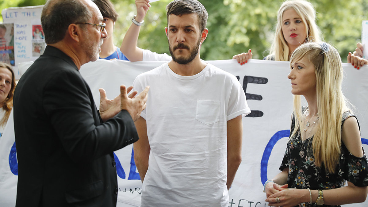 WEB-PHOTO-OF-THE-DAY-CHARILE-GARD-PARENTS-PRIEST-3000_QG241-Tolga-Akmen-AFP