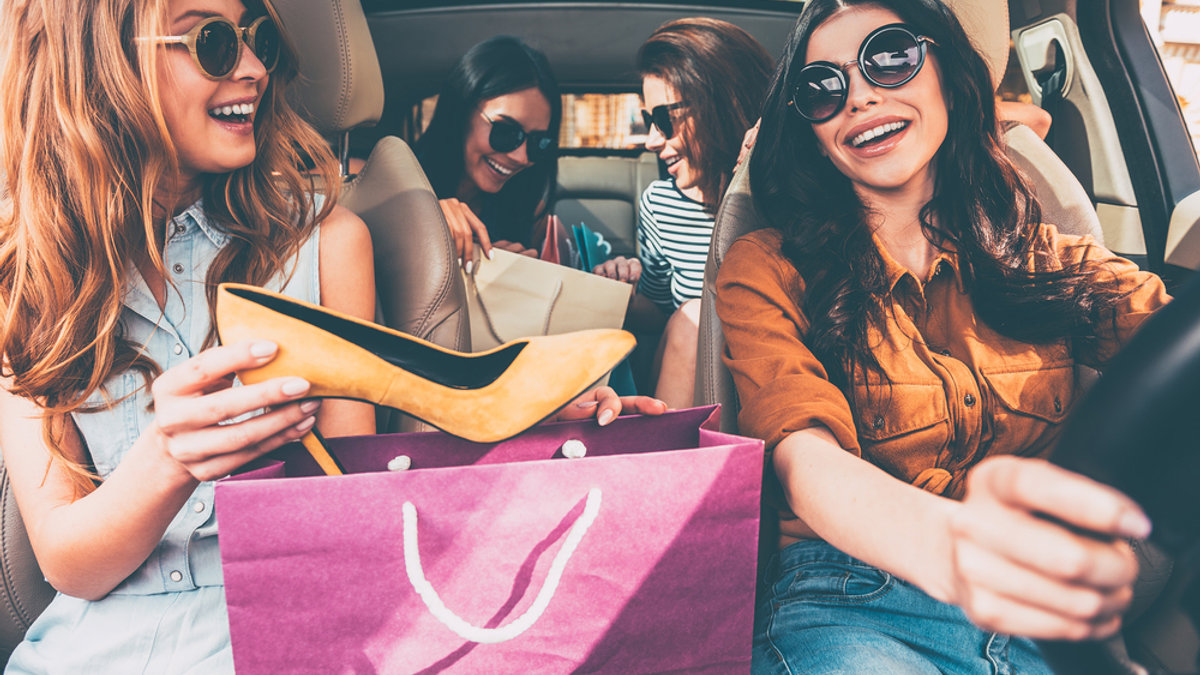 WEB-WOMEN-CLOTHES-SHOP-SHOPPING-SHOE-shutterstock_403541875-g-stockstudio-AI
