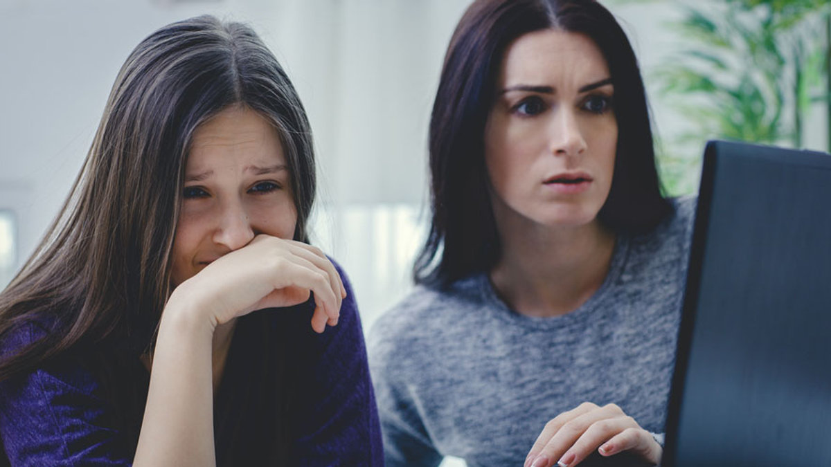WEB3-BULLYING-TEEN-CRYING-MOTHER-WORRIED-shutterstock_600199157-By Olimpik-AI