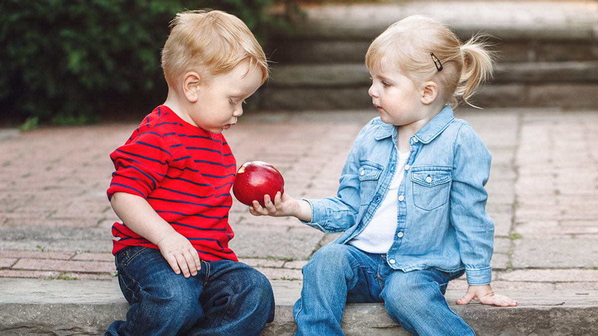 WEB3-CHILDREN-CHILD-SHARING-APPLE-MANNERS-Shutterstock