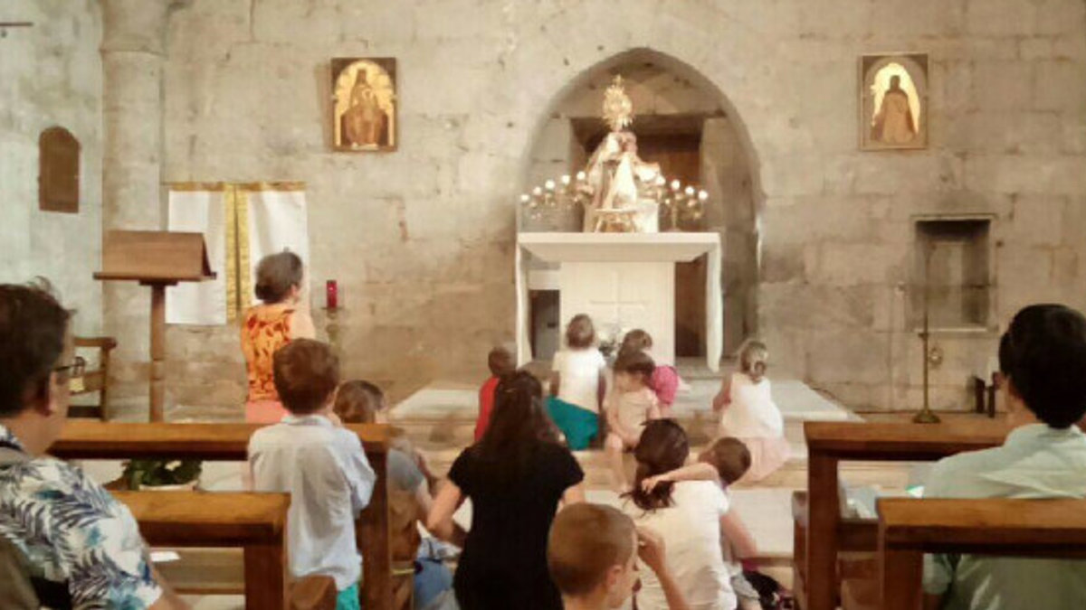 web3-children-eucharist-france-adorers-facebook-sanctuaire-notre-dame-de-rocamadour