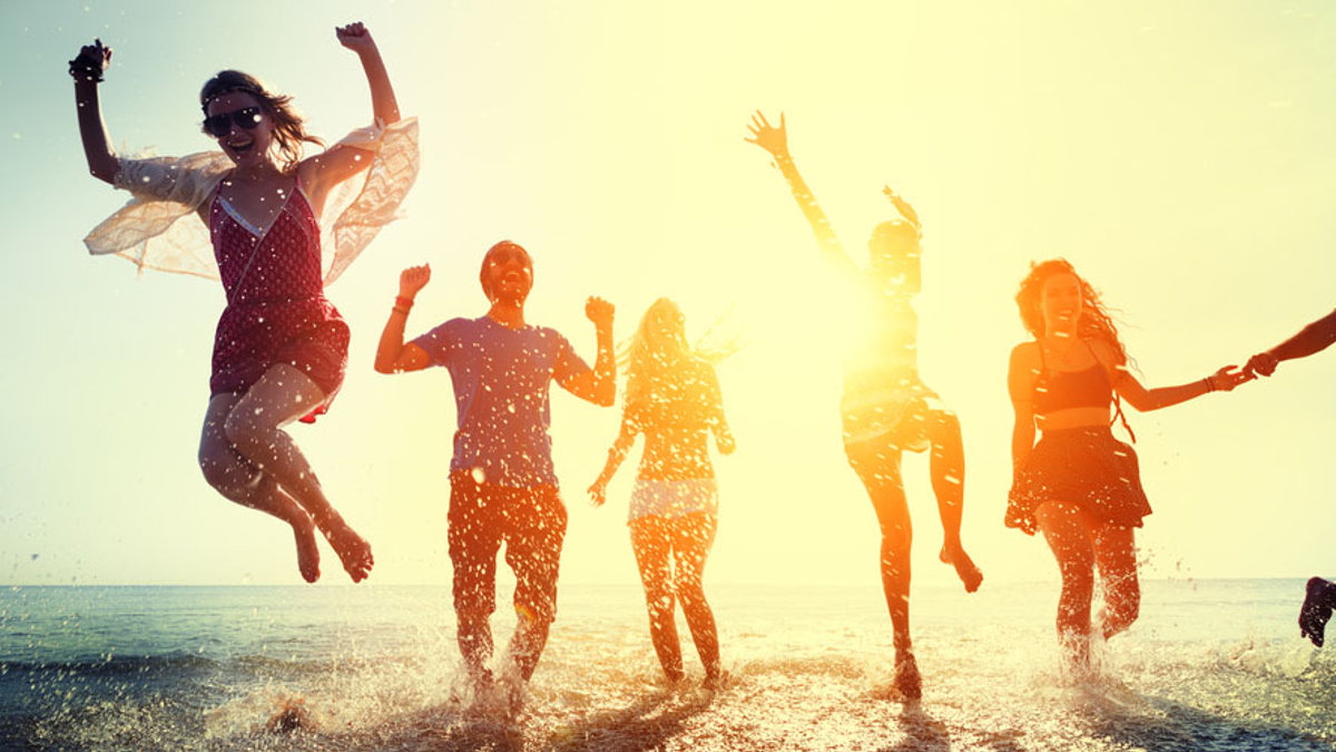 WEB3-HOLIDAYS-SUMMER-FUN-BEACH-FRIENDS-shutterstock_296179949-Rawpixel.com-AI