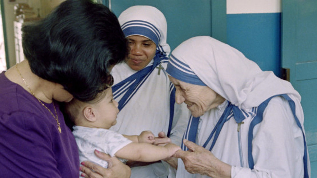web3-mother-teresa-smiles-at-orphan-baby-child-charity-missionaries-of-charity-roslan-rahman-afp