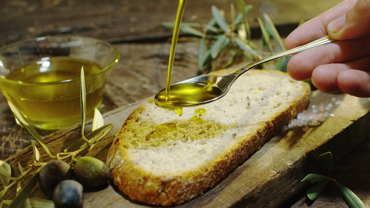 WEB3 OLIVE OIL BREAD ITALIAN MEDITERRANEAN DIET OLIVES DEMENTIA Shutterstock