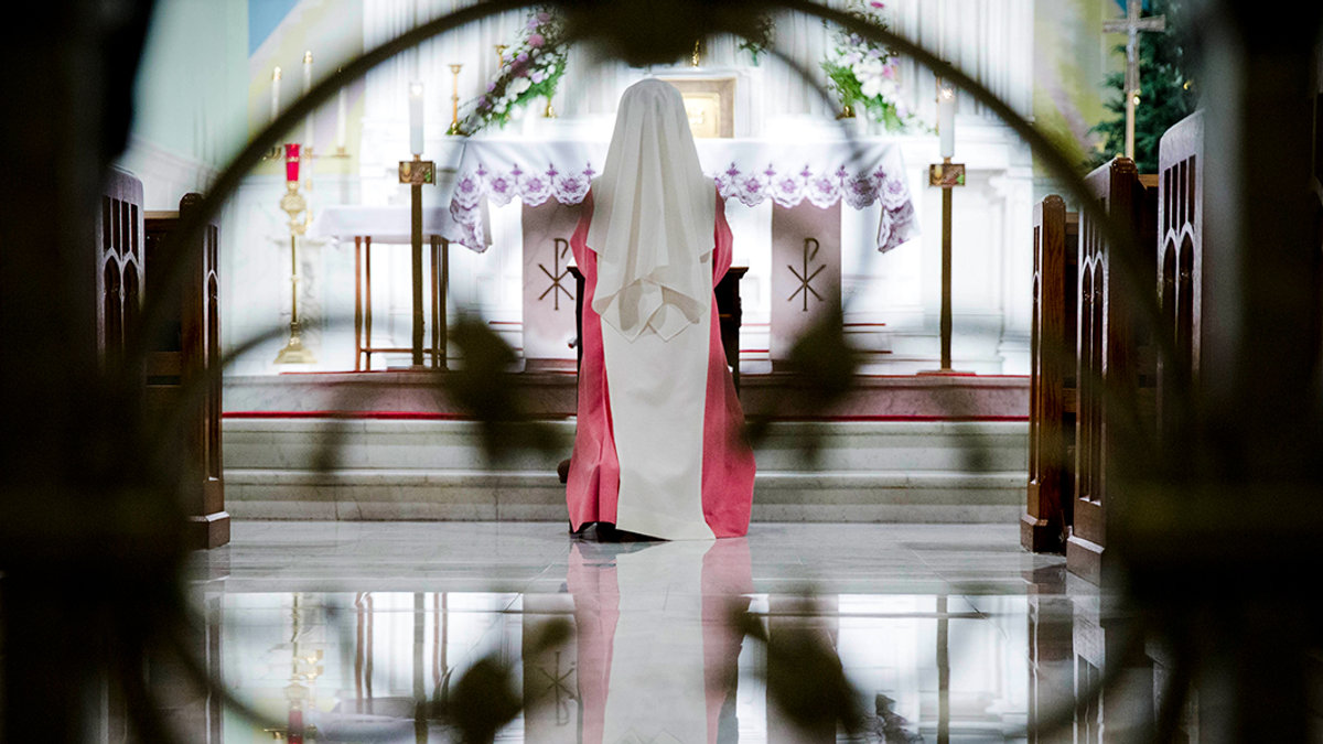 WEB3-PHOTO-OF-THE-DAY-PINK-NUN-ADORATION-AP_692419571454-Matt-Rourke-AP-Photo