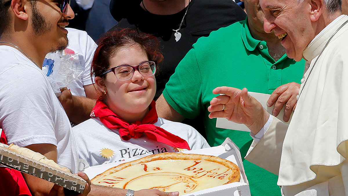 WEB3-PHOTO-OF-THE-DAY-POPE-FRANCIS-PIZZA-AP_16167348727532-AP-Photo-Fabio-Frustaci