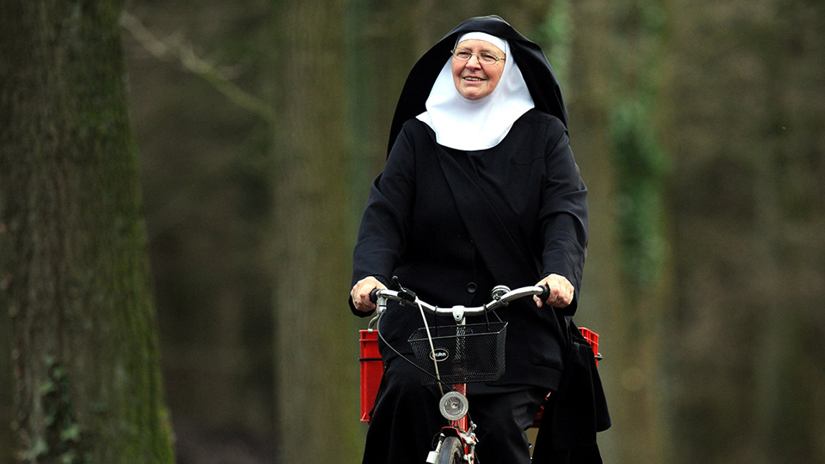 WEB3-PHOTO-OF-THE-DAY-SISTER-NUN-BIKE-CYCLE-043_dpa-pa_14884600B331A3C7-Ingo-Wagner-DPA-AFP
