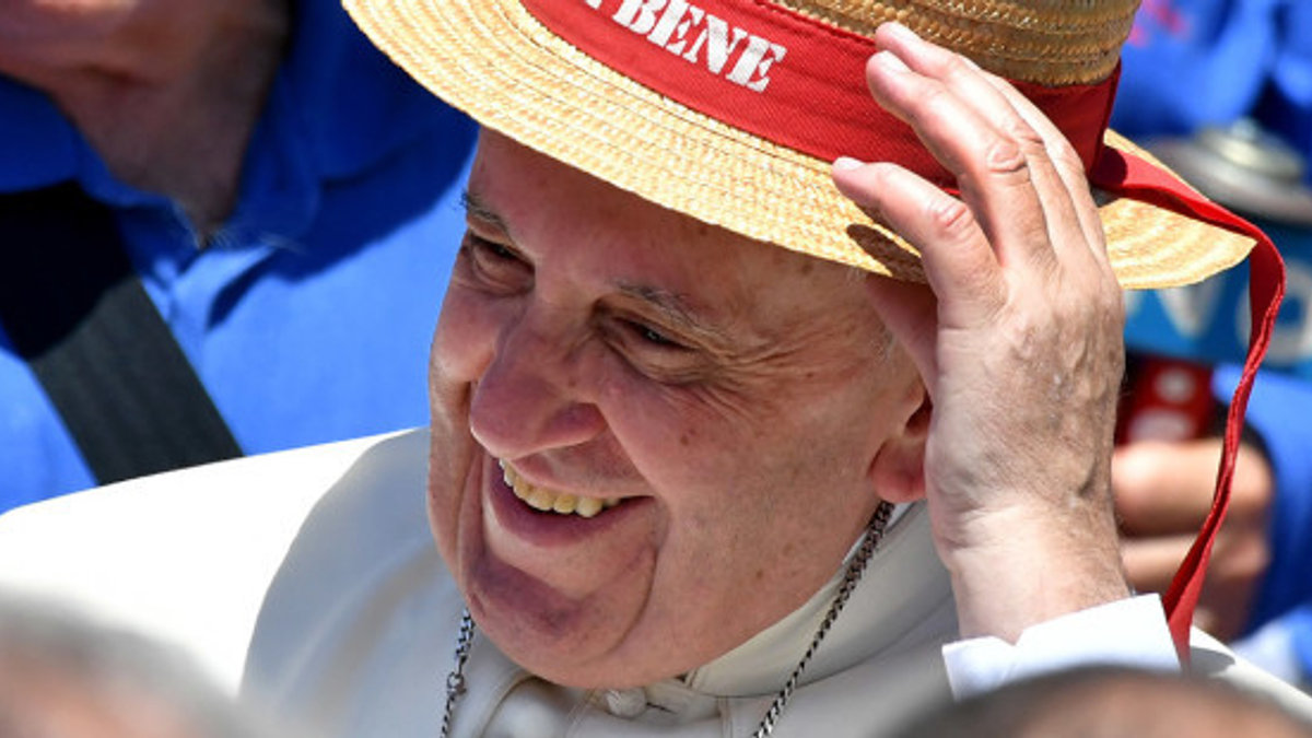 web3-pope-francis-hat-smile-000_c210u-tiziana-fabi-afp-ai