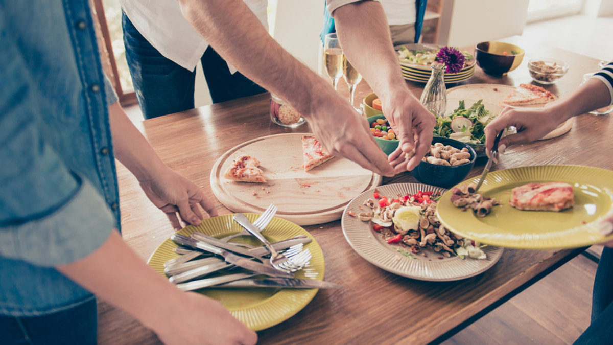 WEB3-WASTE-TABLE-HANDS-PEOPLE-TRASH-FOOD-shutterstock_632421230-By Roman Samborskyi-AI
