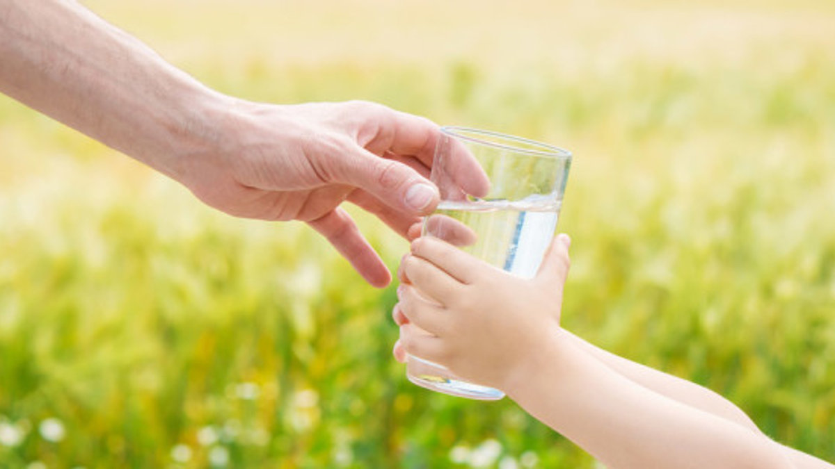 web3-water-glass-hands-give-giviing-shutterstock_662516443-tatevosian-yana-ai