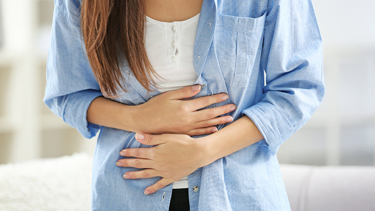 WEB3-WOMAN-PAIN-CRAMPS-shutterstock_584151868-africa-studio-AI