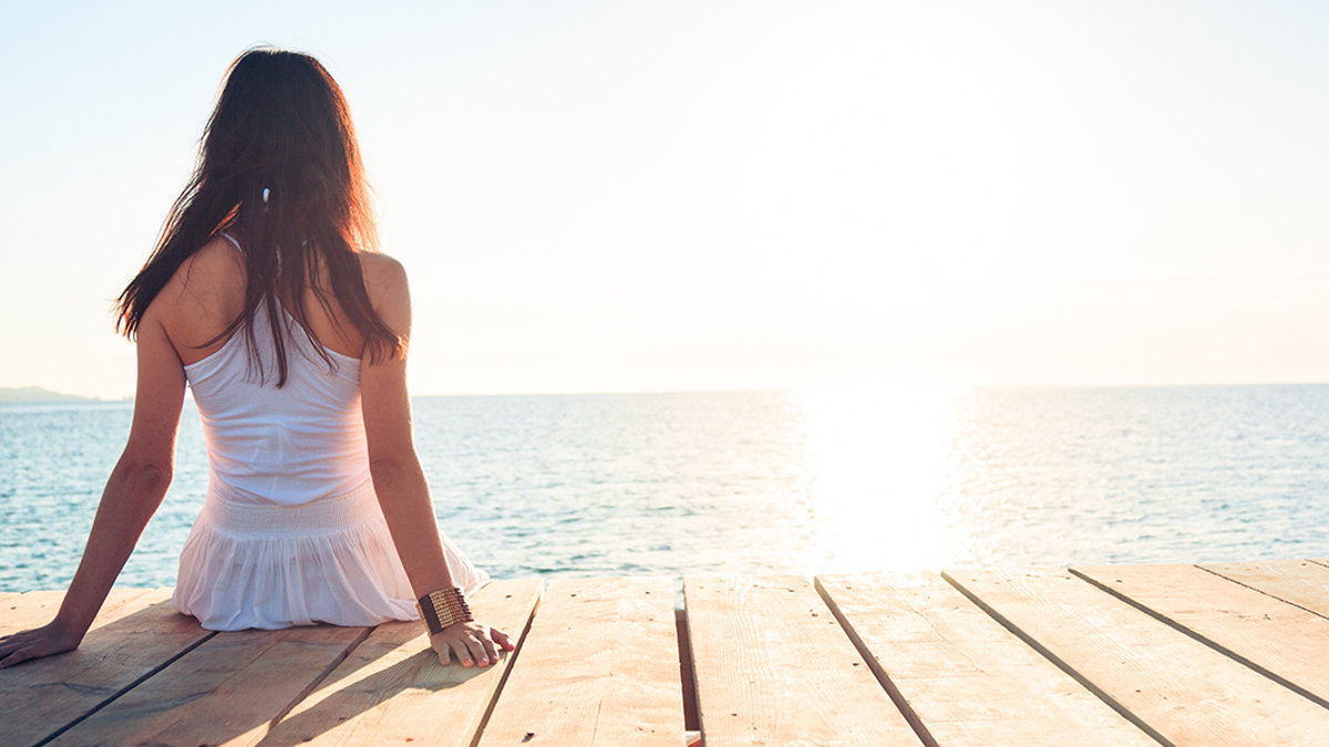 WEB3-WOMAN-WATER-DOCK-WAITING-LOOKING-SUNSHINE-Shutterstock