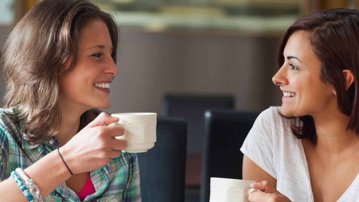WEB3-WOMEN-FREINDS-TALK-COFFEE-CONFIDENCE-shutterstock_160629524-Por ESB Professional-AI