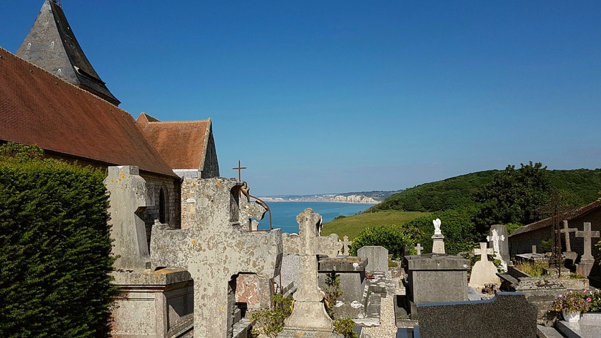 Church-cemetery-graves-crosses-normandy-coast-pixabaypd