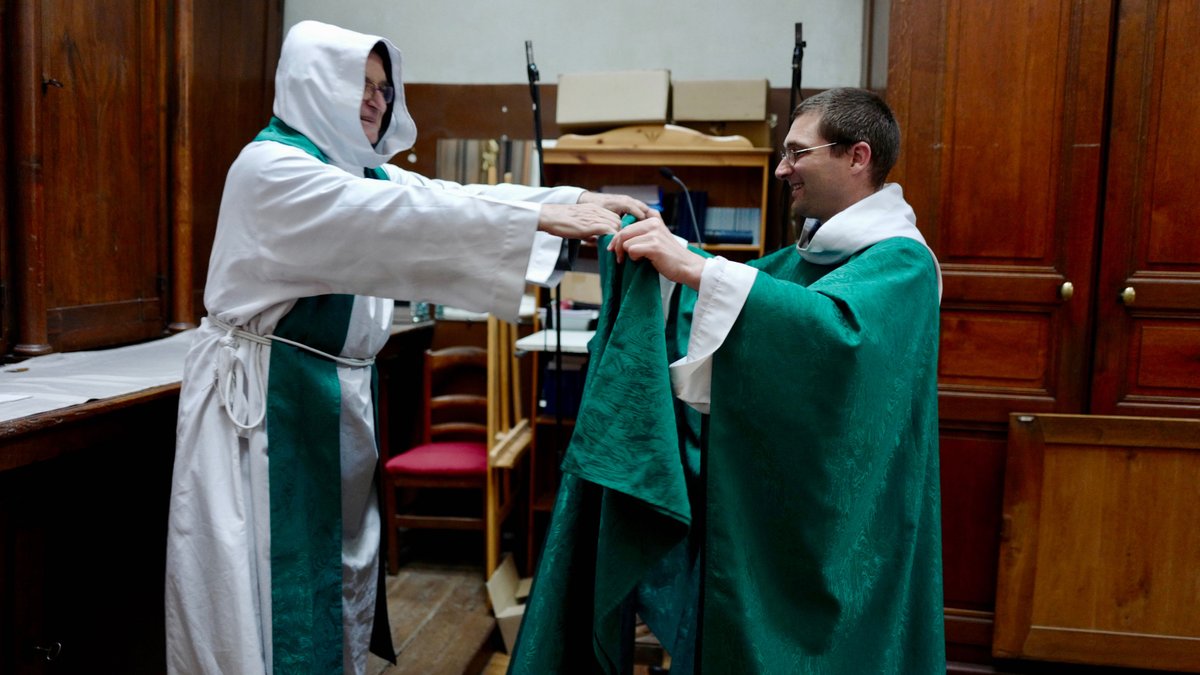 des-frc3a8res-de-saint-jean-revc3aatent-leurs-aubes-et-leurs-chasubles-au-prieurc3a9-dorlc3a9ans-c2a9sabine-de-rozic3a8res.jpg