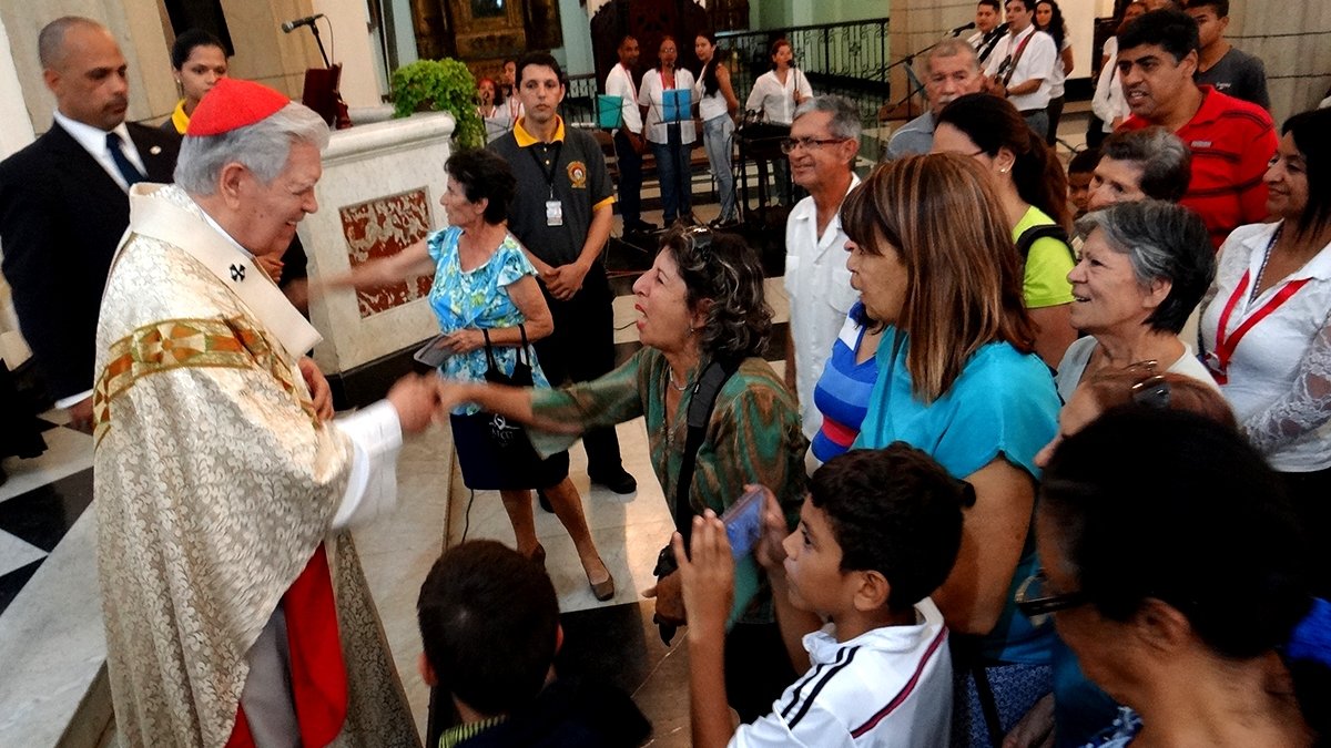El Cardenal Urosa salud a feligreses de caracas durante la misa de este domingo 13 de agosto – Fotos @GuardianCatolic
