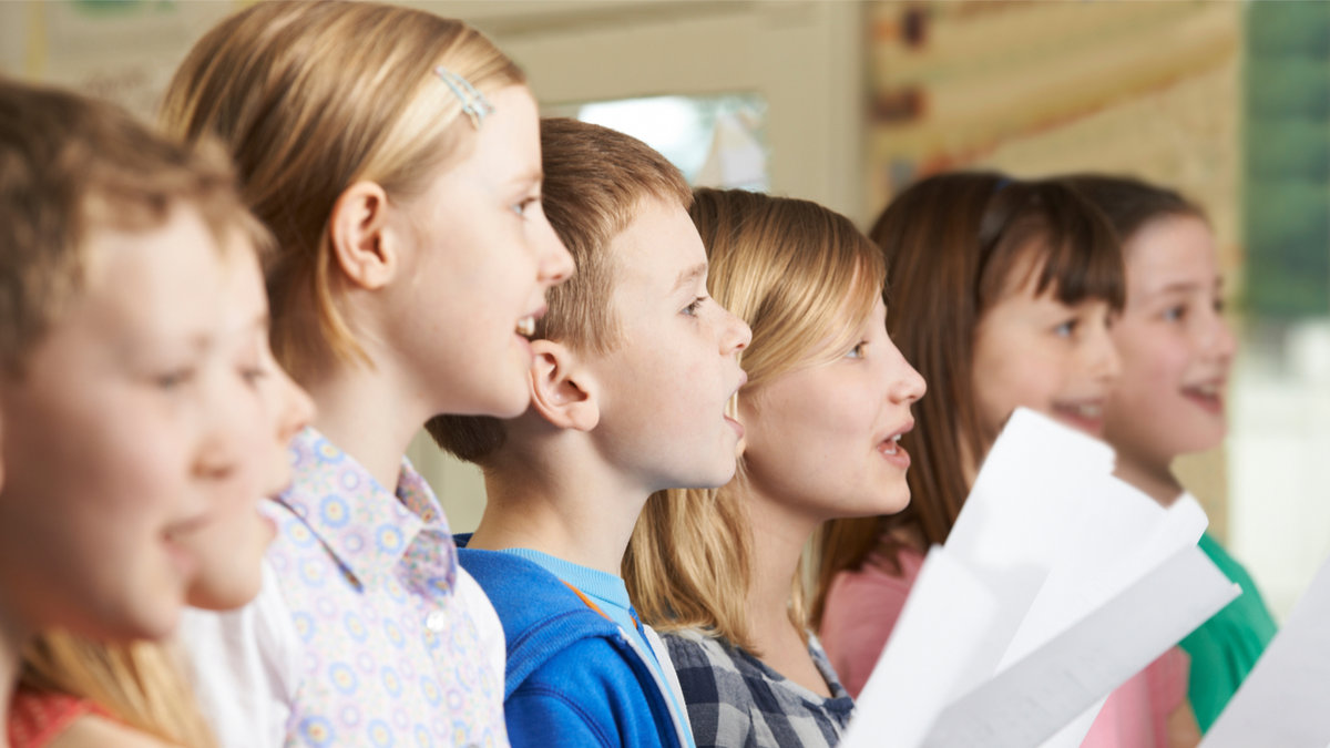 ENFANTS CHANTANT DANS UNE CHORALE