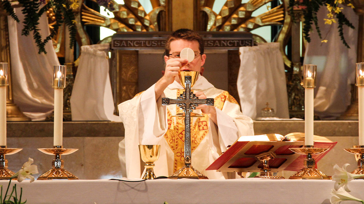 CONSECRATION,EUCHARIST,MASS,PRIEST