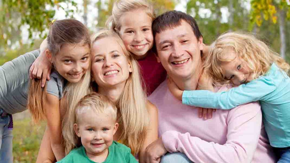 WEB3 LARGE CATHOLIC FAMILY FOUR KIDS MOM DAD FAMILY PORTRAIT PARK OUTSIDE Shutterstock