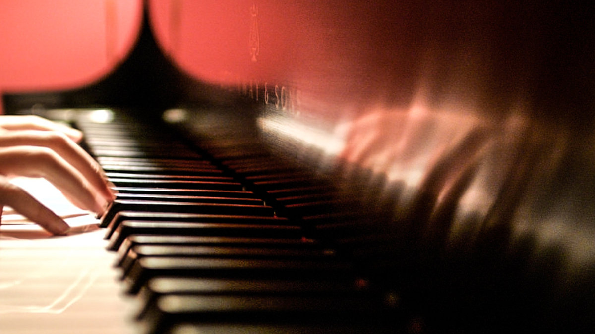 CHILD FINGERS ON PIANO