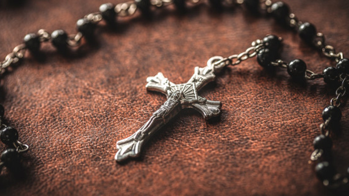 web3-rosary-praying-devotion-ruggiero-scardigno-via-shutterstock_115129918