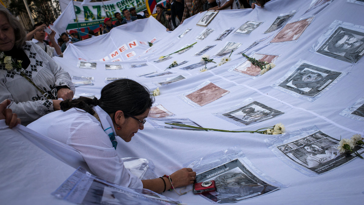Flower and indigenous march in Bogota for peace