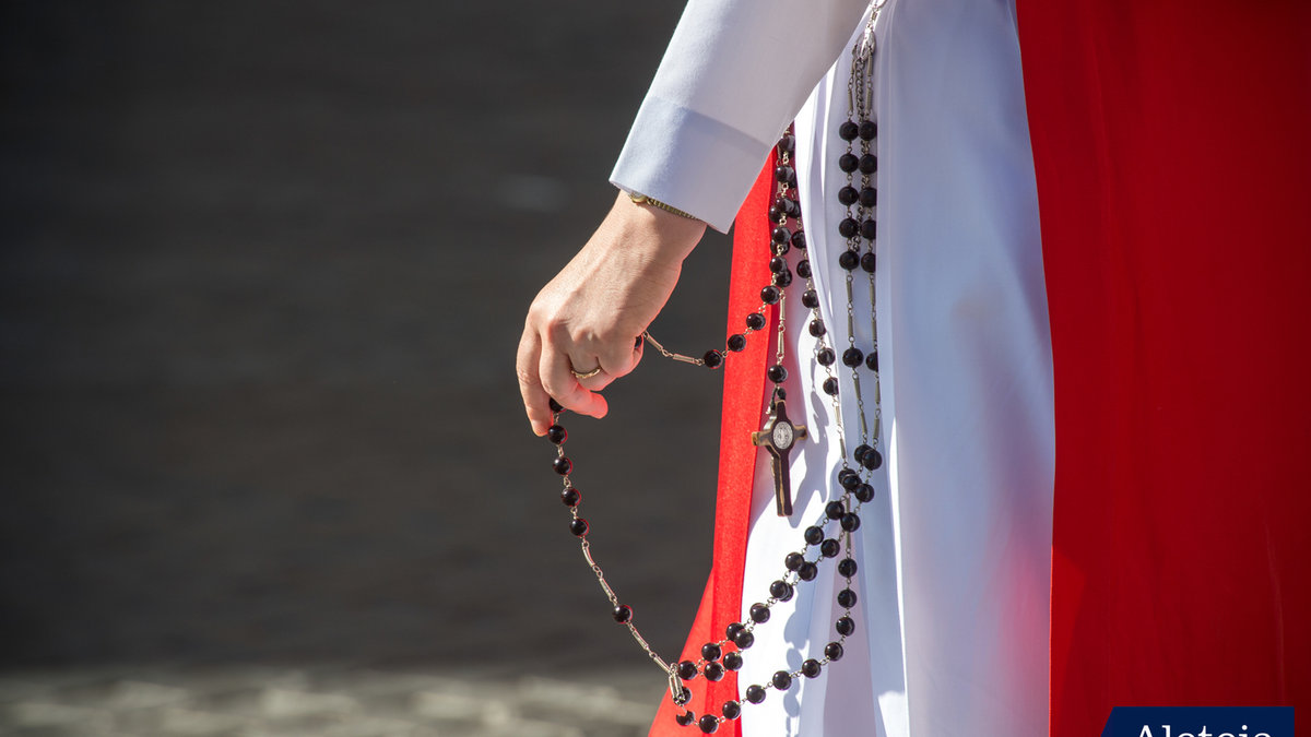 Praying the Rosary walking – Sisters of the Perpetual Adoration