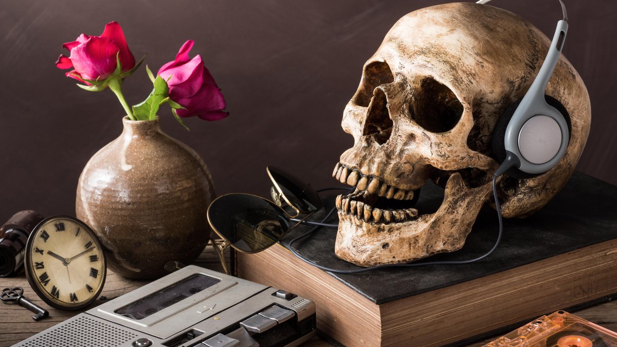 Skull_wearing_headphones_memento_mori_shutterstock
