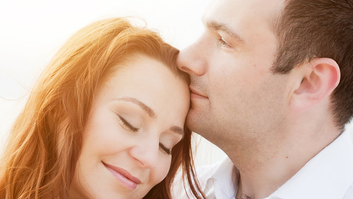 WEB3-COUPLE-SUNSET-IN-LOVE-MARRIAGE-shutterstock_199165871-Photocreo-Michal-Bednarek-AI